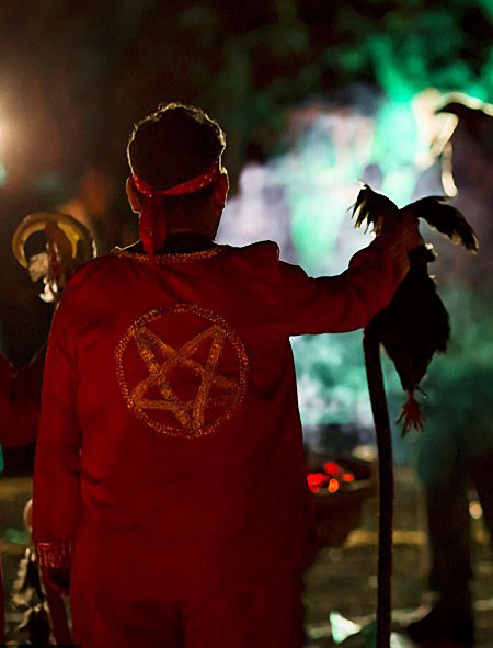 poulet-decapite-messe-noire Satanisme à Paris : des messes noires organisées à Sciences Po ? - L’archevêché condamne fermement
