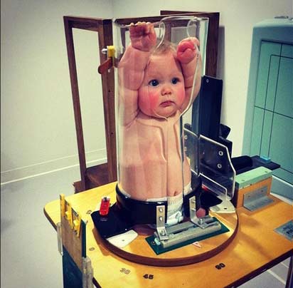 bebe-russe-1 La Russie allonge ses bébés avec des machines pour créer une race plus grande