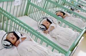bebes-enfants-torture-syrie-300x197 "Ils obligent des bébés à écouter Jul et Maître Gims" - Suspicion de torture à l'arme musicale en Syrie