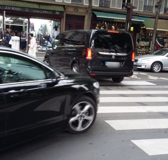 boulevard-magenta Un sans-papier aide une vieille dame à traverser, il est reçu à l'Élysée et est promu chef scout