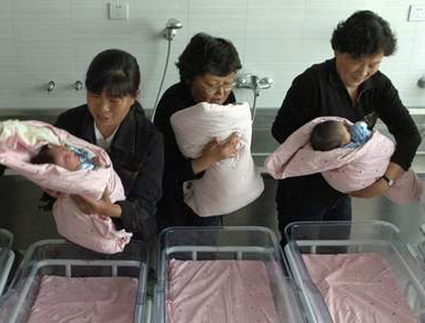 chine-femme-98-ans-enceinte-triple-miracle-1 CHINE : Une femme de 98 ans donne naissance à des triplés en pleine santé - Elle n'en garde qu'un