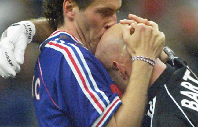648x415 Emmanuel Macron croise Fabien Barthez en allant voter et l'embrasse sur le crâne