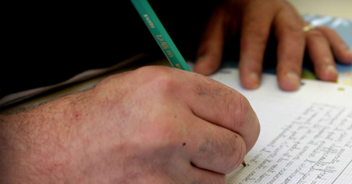 Détenu qui écrit une lettre
