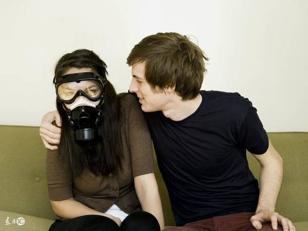 couple-masque-gaz Nicolas sent si mauvais ... que sa femme doit porter un masque à gaz