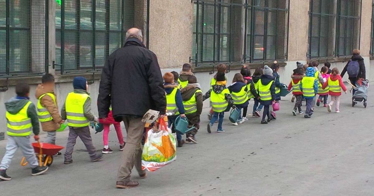 Un groupe d'enfants de maternelle avec des gilets jaunes réfléchissants sur  le trottoir. Paris.France Photo Stock - Alamy